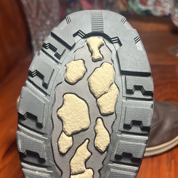 Timberland Girls mid rise waterproof leather hiking boots. Size 4 1/2 - Picture 6 of 8